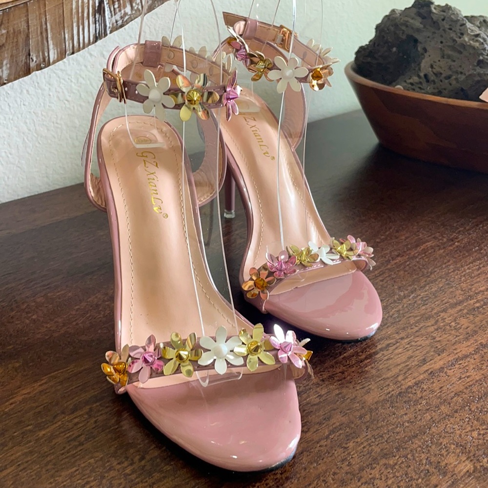 Stunning Mauve with Flowers ankle strap heel. So sweet and perfect for dress 40